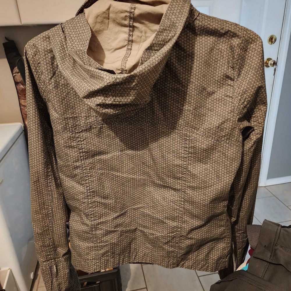 Women's Bench Jacket - Picture 2 of 3